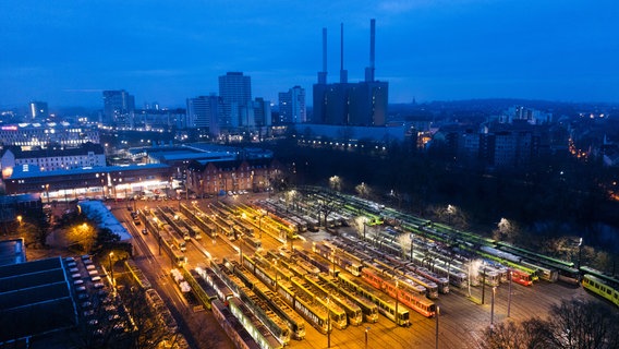 In einem Stadtbahndepot stehen viele Straßenbahnen. © dpa-Bildfunk Foto: Julian Stratenschulte/dpa