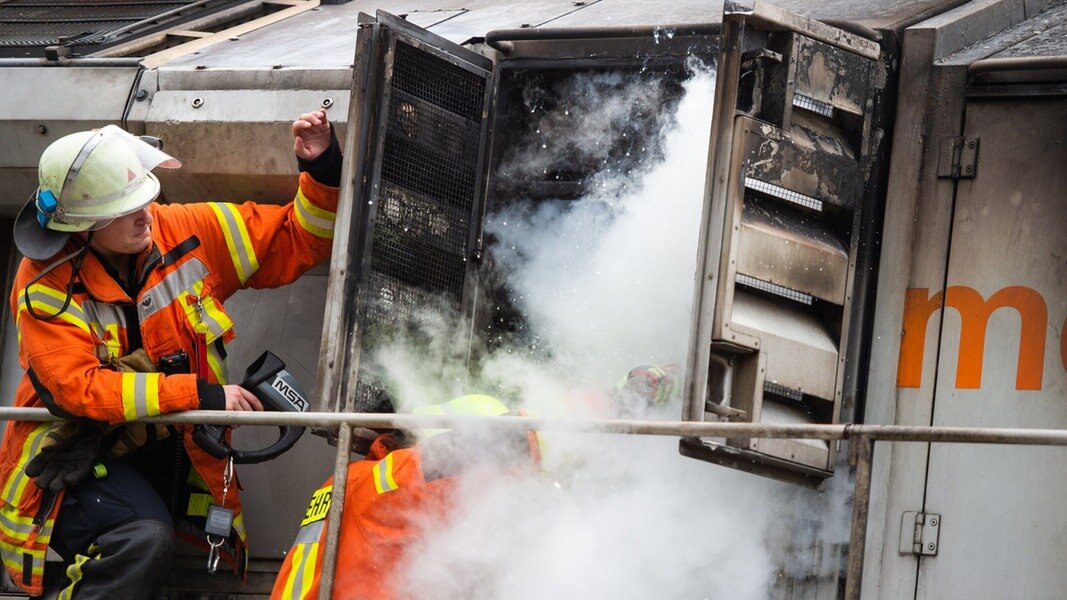 Zugverkehr Rollt Nach Lok-Brand Wieder | NDR.de - Nachrichten ...