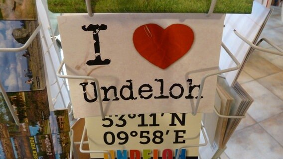 "I Love Undeloh" steht auf einer Postkarte. © NDR Foto: Sugárka Sielaff