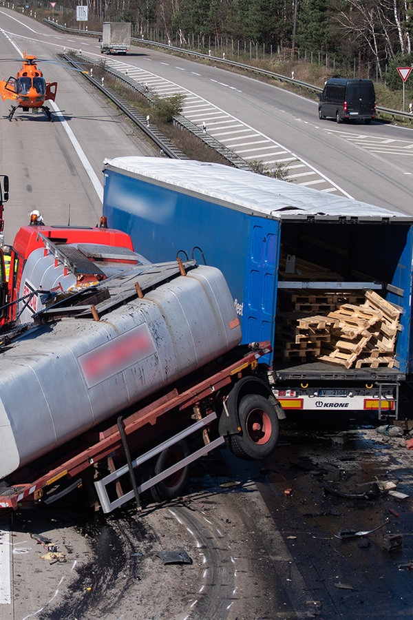 Schwerer Lkw-Unfall Auf Der A7 Richtung Hamburg | NDR.de - Nachrichten ...