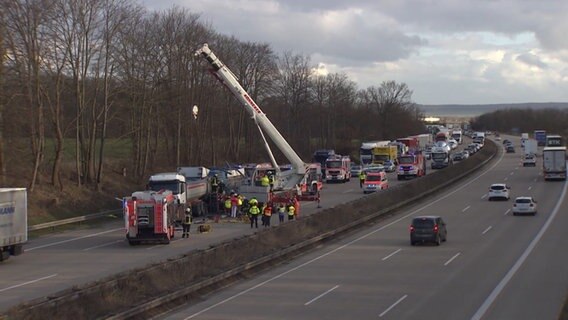 Schwerer Unfall Auf A7 Ein Toter Zwei Verletzte Ndr De Nachrichten Niedersachsen Studio Hannover