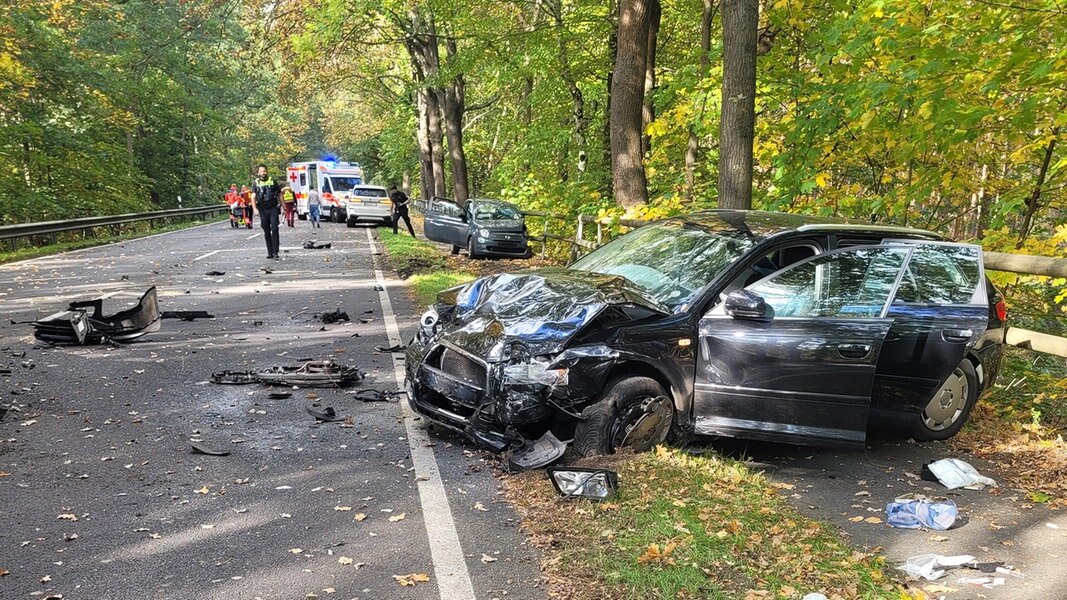 Autos Kollidieren Frontal Auf B3 - Mann In Lebensgefahr | NDR.de ...