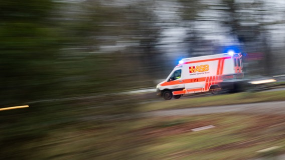 Ein Rettungswagen ist mit Blaulicht im Einsatz. © dpa Foto: Julian Strateschulte