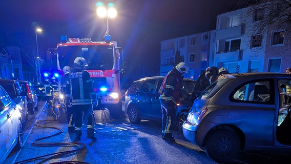 Einsatzkräfte der Feuerwehr stehen an einer Unfallstelle in Hildesheim. © Feuerwehr Hildesheim 