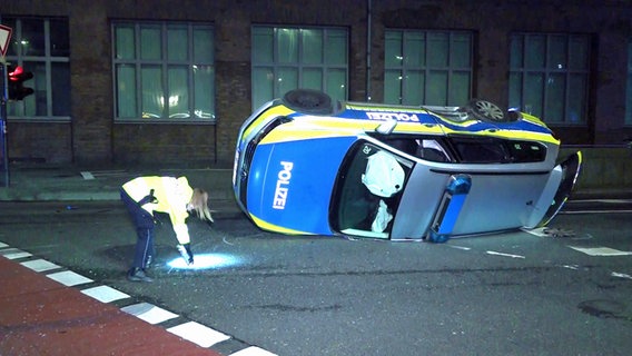 Ein Streifenwagen liegt nach einem Unfall in Hannover-Vahrenwald auf der Seite. © dpa-Bildfunk 