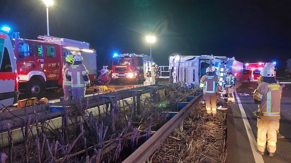 Die Feuerwehr birgt einen Lkw, der auf der Mittelleitplanke der A2 liegt. © Feuerwehr Lehrte Foto: Feuerwehr Lehrte