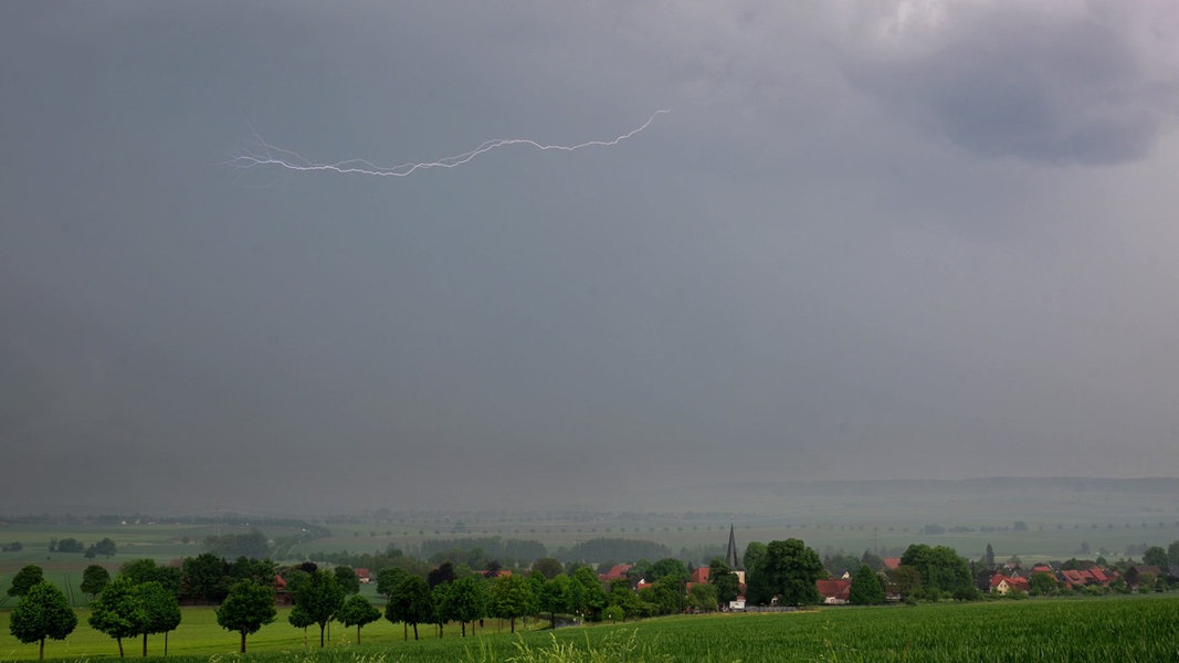 Eine Gewitterfront mit Blitzen zieht bei Bockenem über den Landkreis Hildesheim hinweg. 
