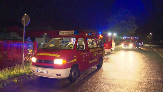 Mehrere Feuerwehr-Fahrzeuge stehen abends auf einer Straße. © NonstopNews 