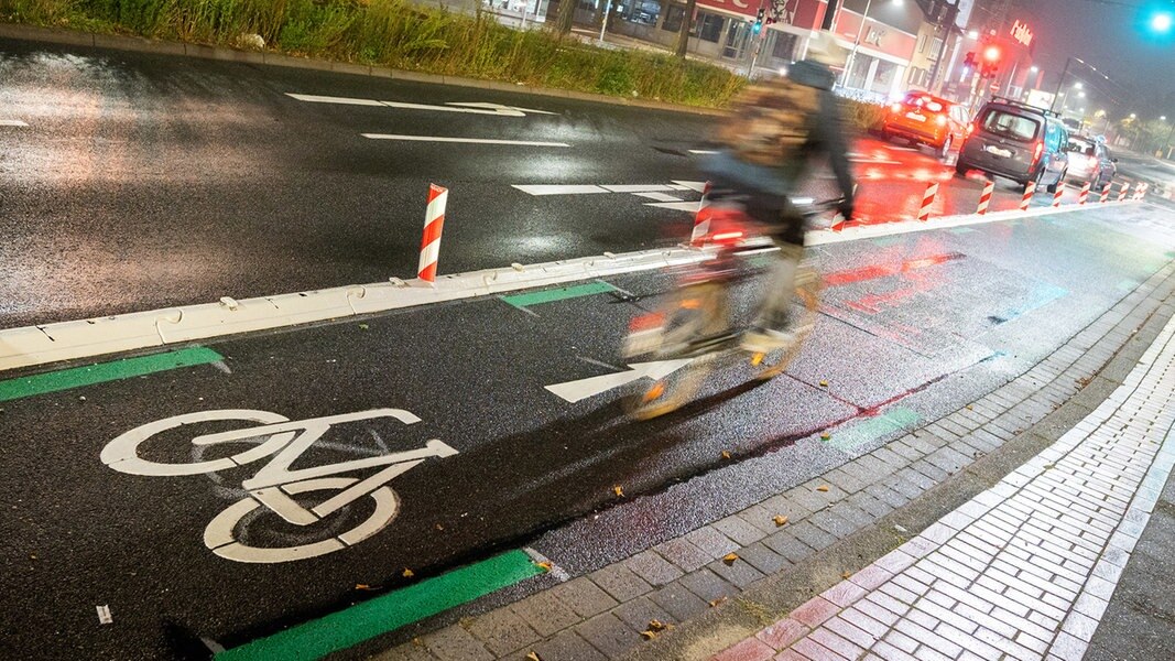 Ein Mann fährt mit einem Fahrrad am frühen Morgen über die Veloroute in die Innenstadt Hannovers.