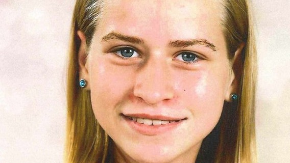 Ein junges, blondes Mädchen mit blauen runden Ohrringen. Sie heißt Emily W. und wird vermisst. © Polizei Celle 