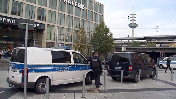 Polizisten suchen nach einem vermissten autistischen Jungen am Hauptbahnhof Hannover. © NonstopNews 