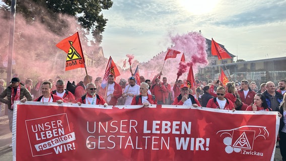 Beschäftigte von Volkswagen nehmen an einer Protest-Veranstaltung teil. © NDR Foto: Johannes Koch