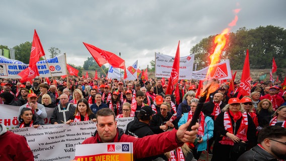 Beschäftigte von Volkswagen demonstrieren vor Beginn der Tarifverhandlungen von Volkswagen und IG Metall vor dem Schloss Herrenhausen. © Julian Stratenschulte/dpa Foto: Julian Stratenschulte