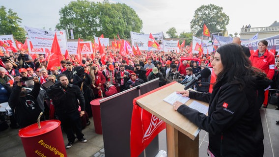 Daniela Cavallo (r.), Gesamtbetriebsratsvorsitzende VW, spricht vor Beginn der Tarifverhandlungen von Volkswagen und IG Metall vor dem Schloss Herrenhausen. © dpa-Bildfunk Foto: Julian Stratenschulte