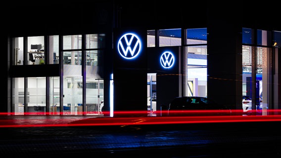 Blick auf ein Autohaus von Volkswagen. © dpa Foto: Moritz Frankenberg