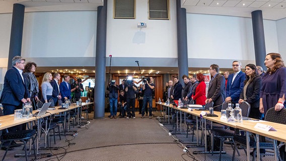 Die Vertreter von Volkswagen und IG Metall, stehen vor Beginn der fünften Tarifverhandlung von Volkswagen und IG Metall an ihren Plätzen. © dpa Foto: Moritz Frankenberg