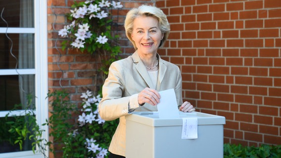 Ursula von der Leyen, EU-Kommissionspräsidentin, wirft ihren Stimmzettel zur Europawahl in einer Wahlurne vor einem Wahllokal in der Region Hannover. © dpa - Bildfunk Foto: Julian Stratenschulte