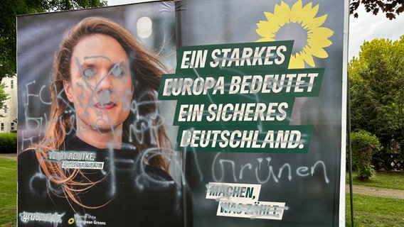 Vandalismus an einem Wahlplakat der Grünen in Lauenförde © NDR Foto: Julia Henke