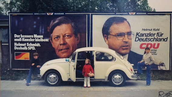 Das Bild zeigt die Familie aus Gehrden vor einem Wahlplakat im Jahr 1976. © Familie Riese 