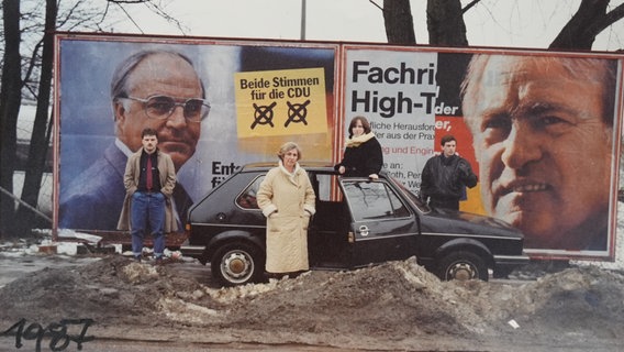 Das Bild zeigt die Familie aus Gehrden vor einem Wahlplakat im Jahr 1987. © Familie Riese 