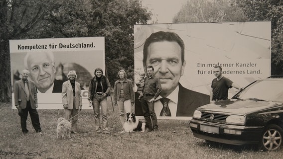 Das Bild zeigt die Familie aus Gehrden vor einem Wahlplakat im Jahr 2002. © Familie Riese 