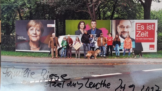 Das Bild zeigt die Familie aus Gehrden vor einem Wahlplakat im Jahr 2017. © Familie Riese 