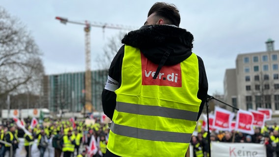 Mitglieder von ver.di bei einer Demonstration vor dem Neuen Rathaus in Hannover © NDR Foto: Bertil Starke