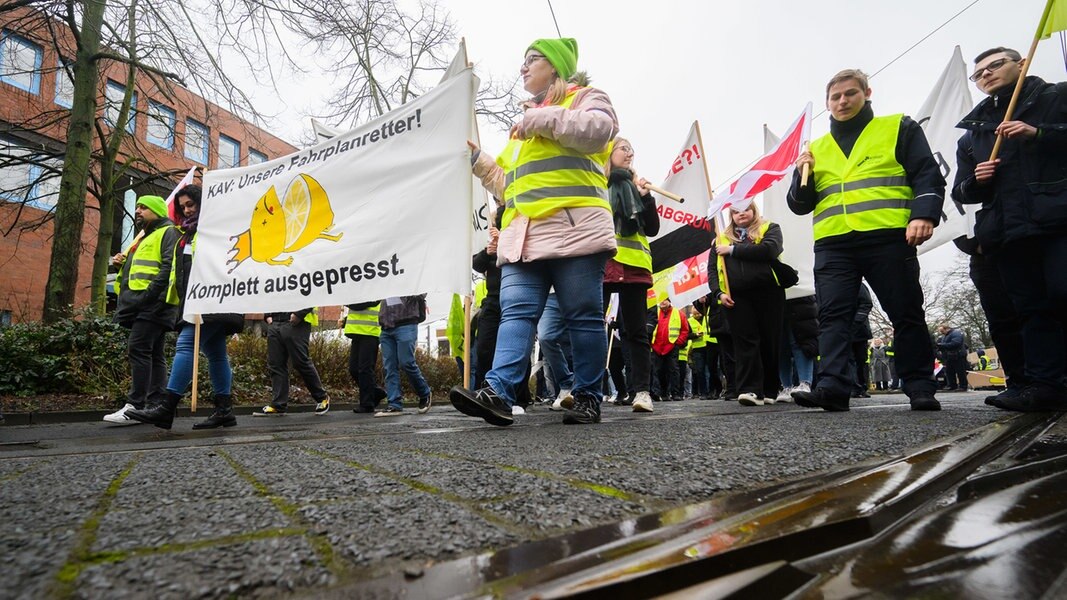 Warnstreik im ÖPNV: Beschäftigte der Hannoverschen Verkehrsbetriebe Üstra streiken.