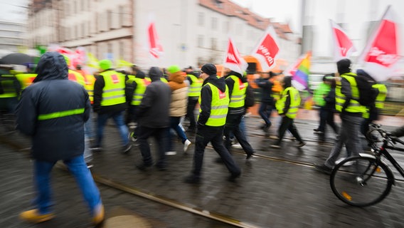 Warnstreik im ÖPNV: Beschäftigte der Hannoverschen Verkehrsbetriebe Üstra streiken am Betriebshof Glocksee. © Julian Stratenschulte/dpa Foto: Julian Stratenschulte/dpa