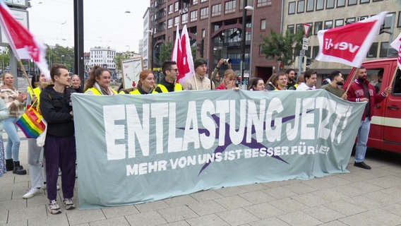 Ärzte und Ärztinnen bei einem Warnstreik in der Innenstadt von Hannover. © NDR 