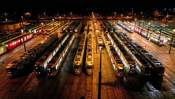 Bahnen und Busse stehen während eines Warnstreiks in Hannover im Depot. © Nord-West-Media TV 