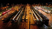 Bahnen und Busse stehen während eines Warnstreiks in Hannover im Depot. © Nord-West-Media TV 