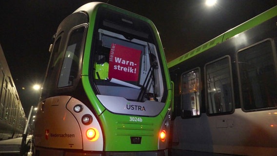 Eine Bahn steht während eines Warnstreiks in Hannover im Depot. © Nord-West-Media TV 