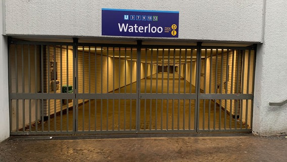 Die Bahnstation Waterloo ist in Hannover infolge eines Warnstreiks abgesperrt. © NDR Foto: Julia Henke