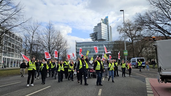 Warnstreikende aus dem öffentlichen Dienst marschieren durch Hannover zum Neuen Rathaus. © NDR Foto: Bernd Reiser