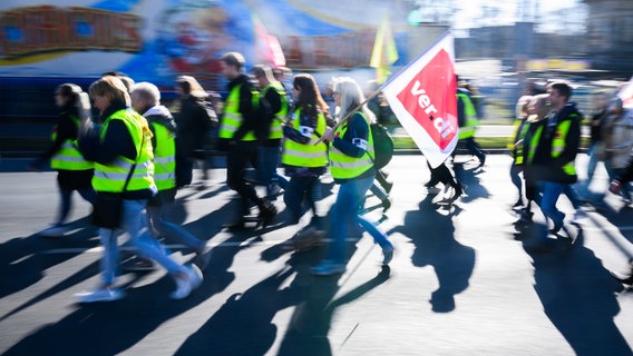 Mitglieder von der Gewerkschaft ver.di beim einem Warnstreik in Hannover © dpa-Bildfunk Foto: Julian Stratenschult