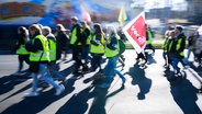 Mitglieder von der Gewerkschaft ver.di beim einem Warnstreik in Hannover © dpa-Bildfunk Foto: Julian Stratenschult