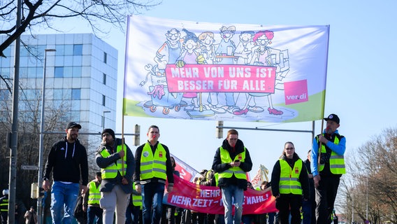 Hannover: Beschäftigte aus Kliniken und dem Gesundheit- und Sozialwesen gehen bei einem Streik durch die Innenstadt. © dpa-Bildfunk Foto: Julian Stratenschult