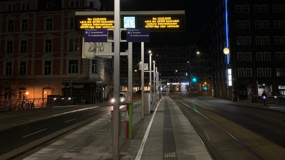 Eine Bahnstation in Hannover. Auf den Anzeigetafeln wird darauf hingewiesen, dass die Üstra "bestreikt" wird. © NDR Foto: Julia Henke