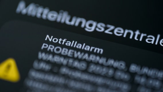 Der Notfallalarm wird im Rahmen eines Warntages zur Erprobung der Warnsysteme auf einem Smartphone angezeigt. © picture alliance/dpa Foto: Tom Weller