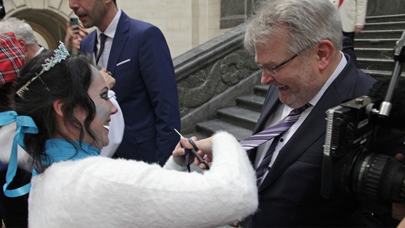 Im Neuen Rathaus schneidet Prinzessin Vivian I. von Hannover mit einer Schere die Krawatte vom Hannoverschen Bürgermeister Thomas Herrmann ab. © NDR Foto: Maximilian Altstadt