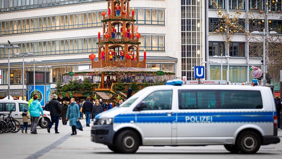 Ein Einsatzfahrzeug der Polizei steht in der Fußgängerzone in der Innenstadt vor der Weihnachtspyramide am Kröpcke. © dpa-Bildfunk Foto: Moritz Frankenberg