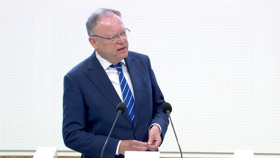 Minister·präsident Stephan Weil (SPD) spricht im Landtag. © NDR 