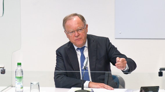 Stephan Weil (SPD) speaks at a press conference.  © NDR 