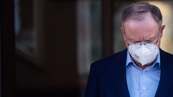 Stephan Weil (SPD), Prime Minister of Lower Saxony, stands in front of the State Chancellery with a press statement on the upcoming federal-state switch on measures to contain the corona virus.  © dpa-Bildfunk Photo: Julian Stratenschulte