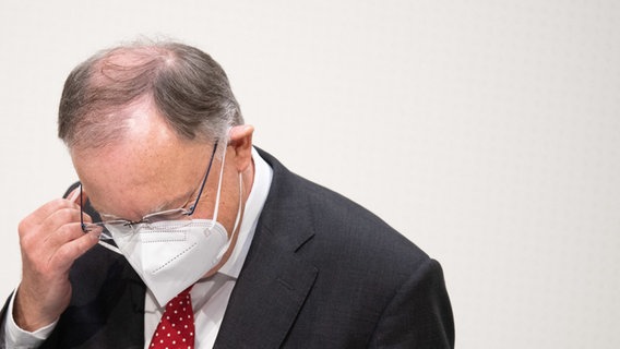 Prime Minister Stephan Weil (SPD) wears a mouth and nose cover in the state parliament.  © dpa Photo: Julian Stratenschulte