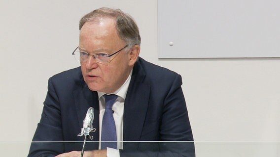 Prime Minister Stephan Weil (SPD) speaks at a press conference after the federal-state consultations on January 5th, 2021.  © NDR 