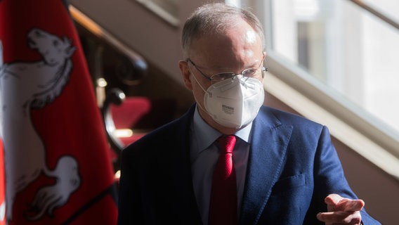 Stephan Weil (SPD) is wearing a medical mask in the State Chancellery.  © dpa-Bildfunk Photo: Julian Stratenschulte