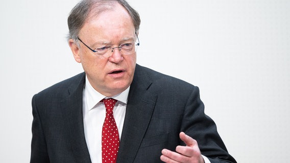 Ministerpräsident Stephan Weil (SPD) spricht im Landtag. © picture alliance/dpa/Julian Stratenschulte Foto: Julian Stratenschulte