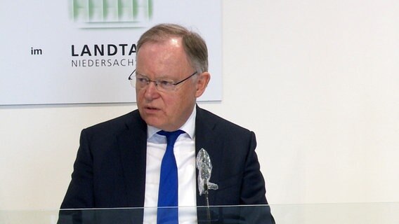 Stephan Weil (SPD) bei einer Pressekonferenz in der Staatskanzlei. © NDR 